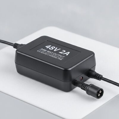 Φορτιστή μπαταρίας 48V 2A Ebike με χρόνο φόρτισης 4-6 ωρών και μέγιστη ισχύ εξόδου 84W για ηλεκτρικά ποδήλατα